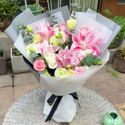 普洱9朵玫瑰混搭百合，爱恋纯真无邪